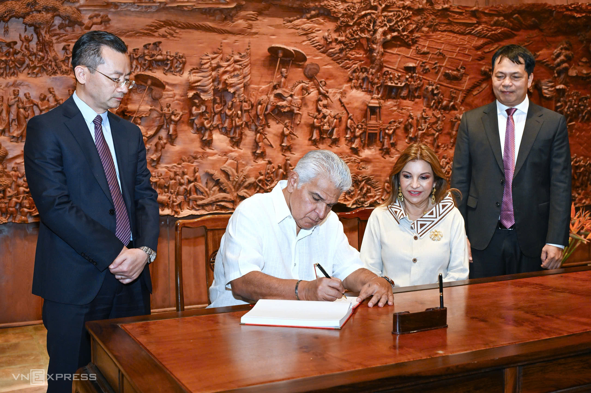 Tổng thống Panama José Raúl Mulino Quintero cùng phu nhân Maricel Cohen De Mulino đến tham quan Văn Miếu - Quốc Tử Giám